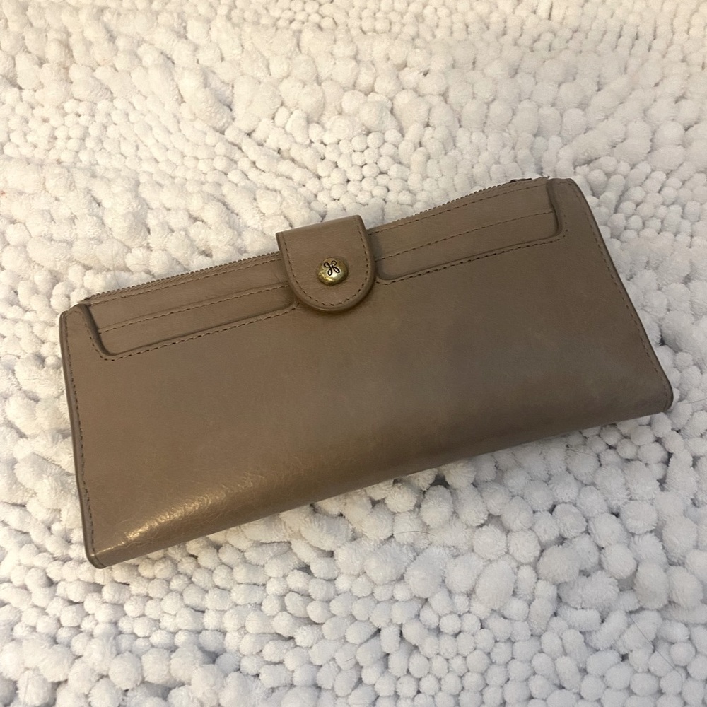 Excellent condition, very little signs of wear HOBO “Dunn” wallet color is “ash”